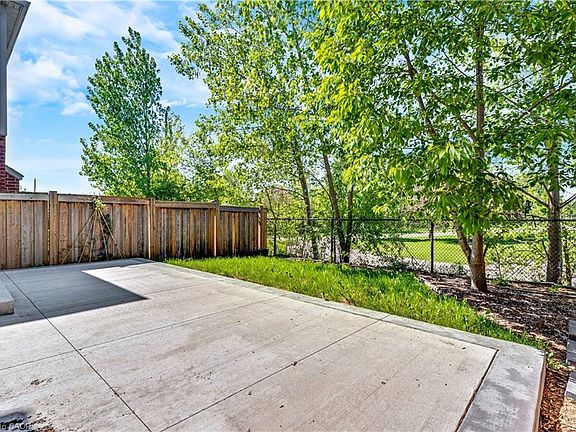 3rd image of 290 Apple Hill Cres