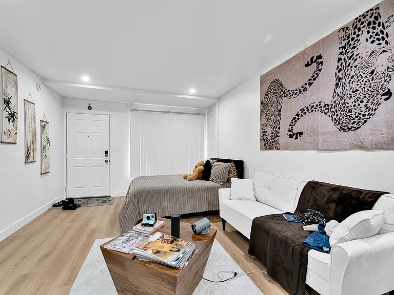 1240 W 29th St #9 — Photo 2