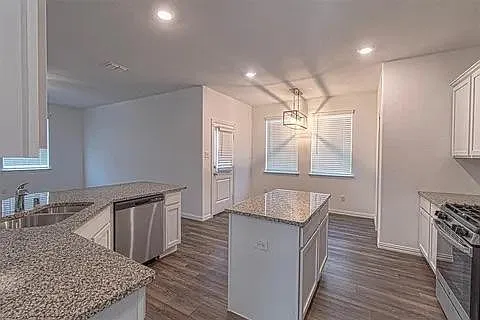 4 bed, 1998 sqft, $2,550 — Photo 3