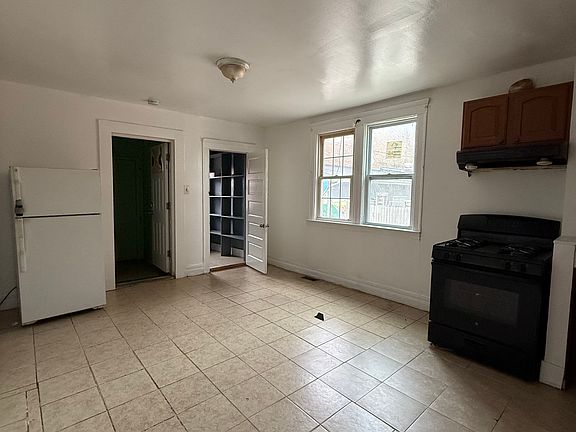 2nd image of 2739 Belmont St #1
