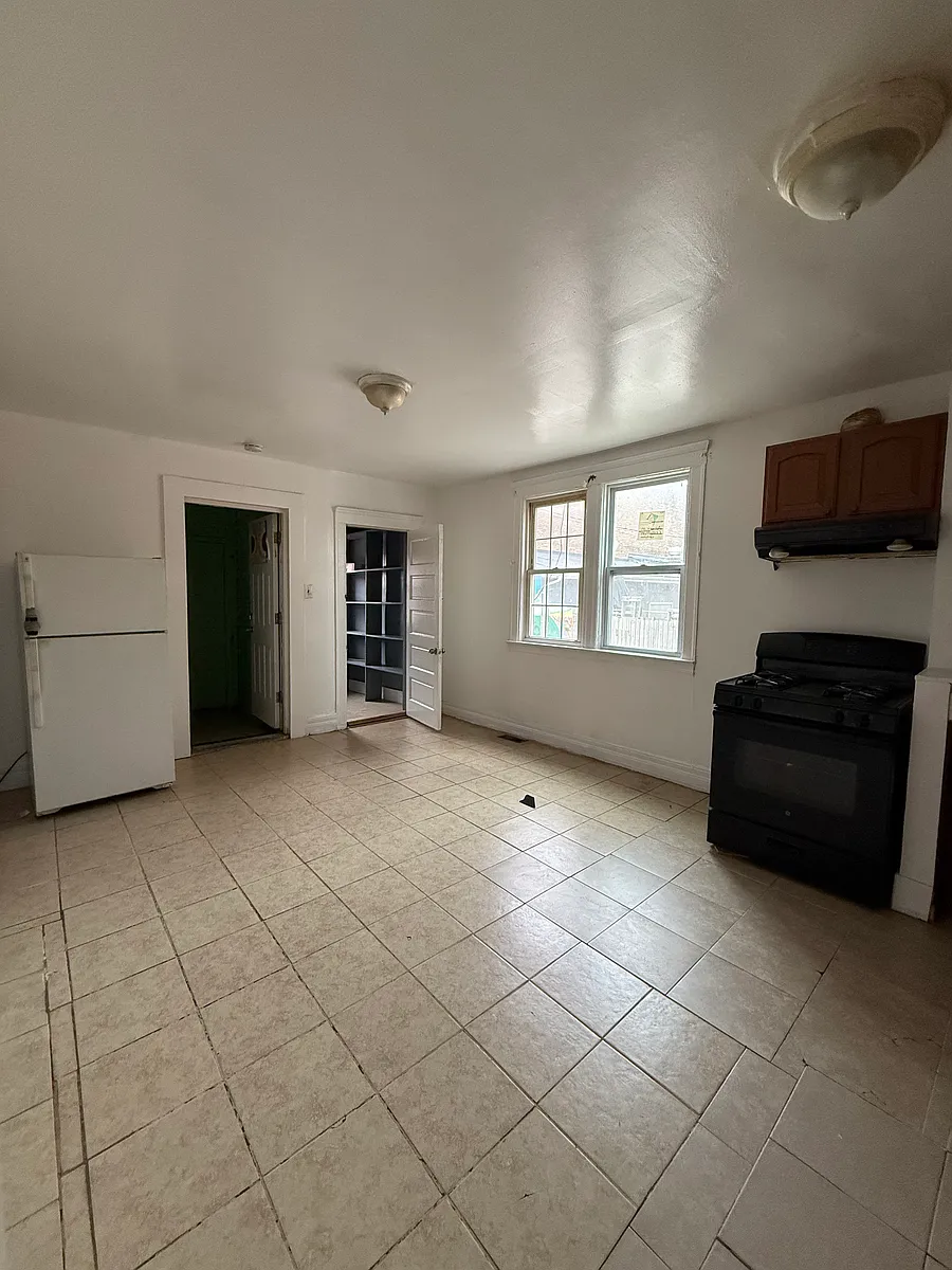 Building Photo - 2739 Belmont St #1