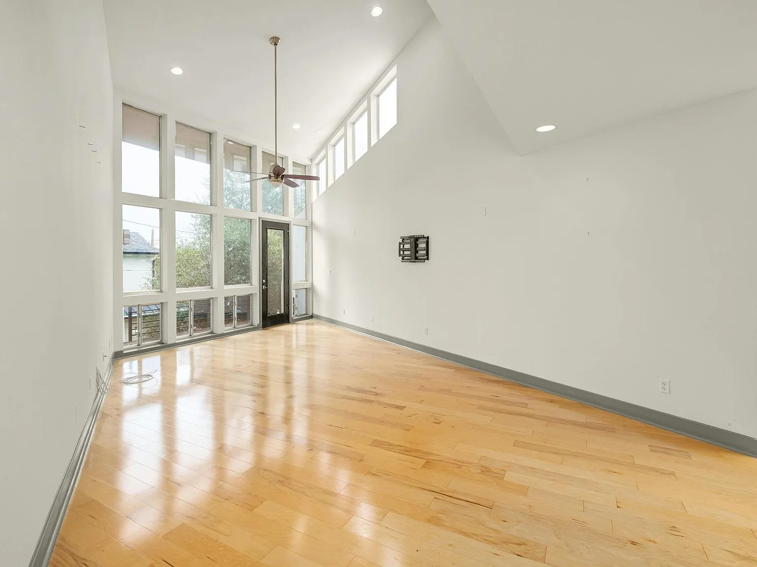 2 bed, 2.5 bath, 1909 sqft, $3,950 — Photo 1