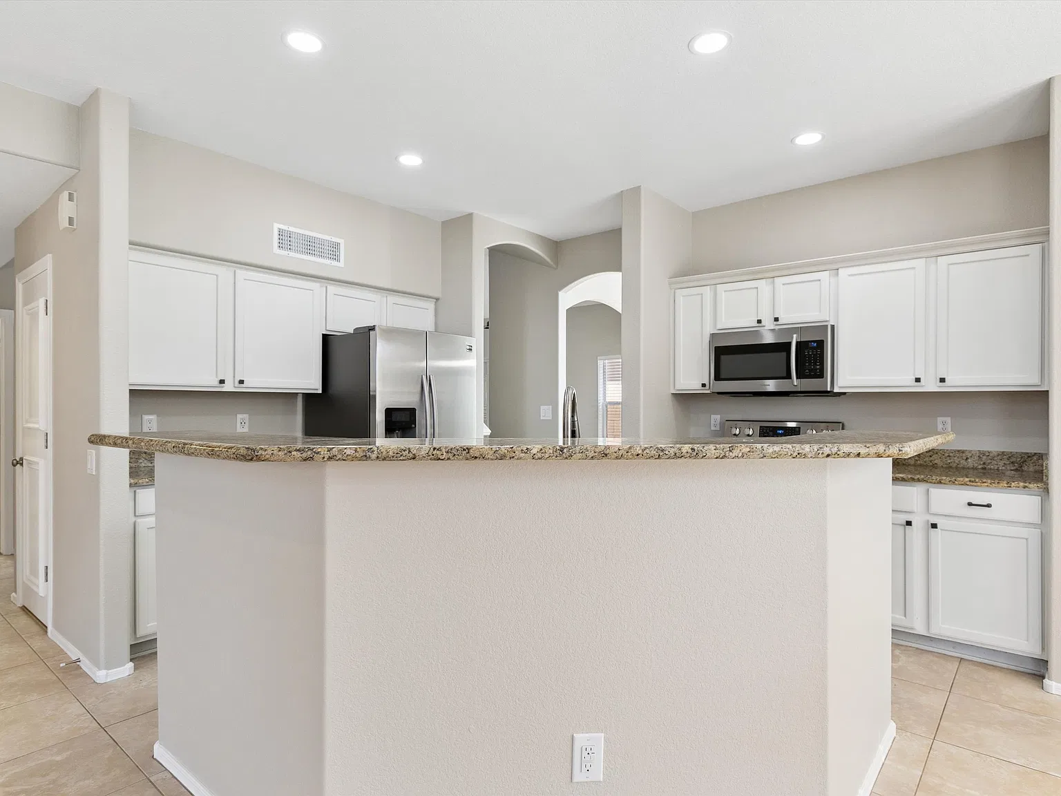 4 bed, 2127 sqft, $3,699 — Photo 4