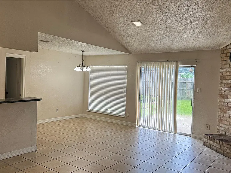 10940 Dunvegan Way — Photo 4