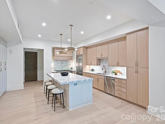 3rd image of 409 Queens Rd #201