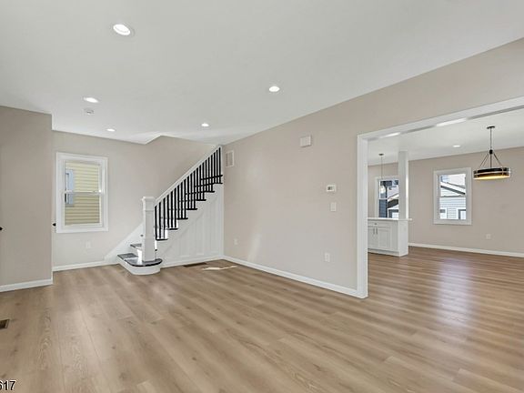 5th image of 239 Ellery Ave