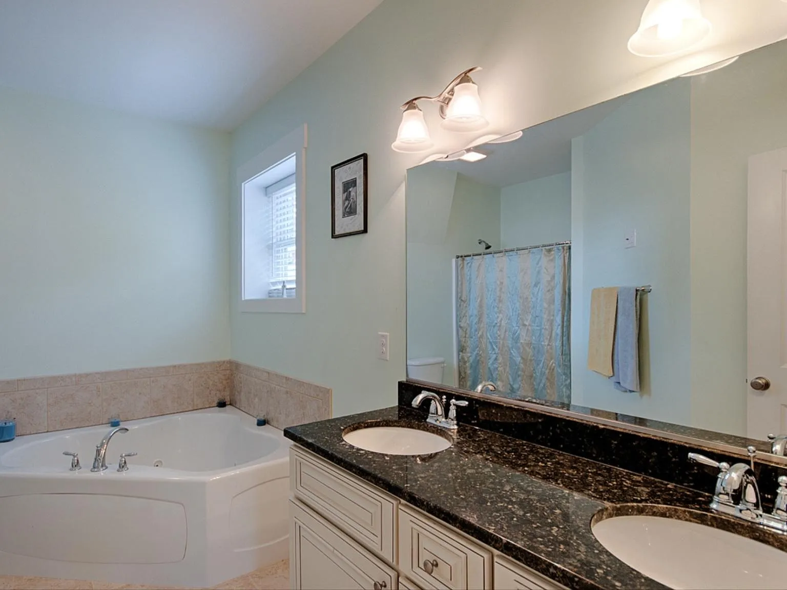 5 bed, 2532 sqft, $3,225 — Photo 4
