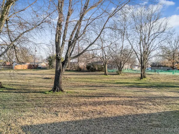 W Price Ave, Oologah, OK 74053