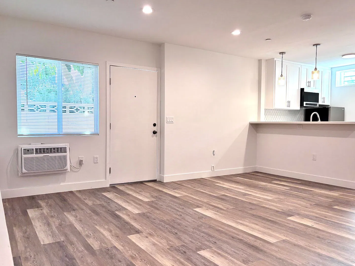 125 South Croft Avenue (6610) — Photo 3