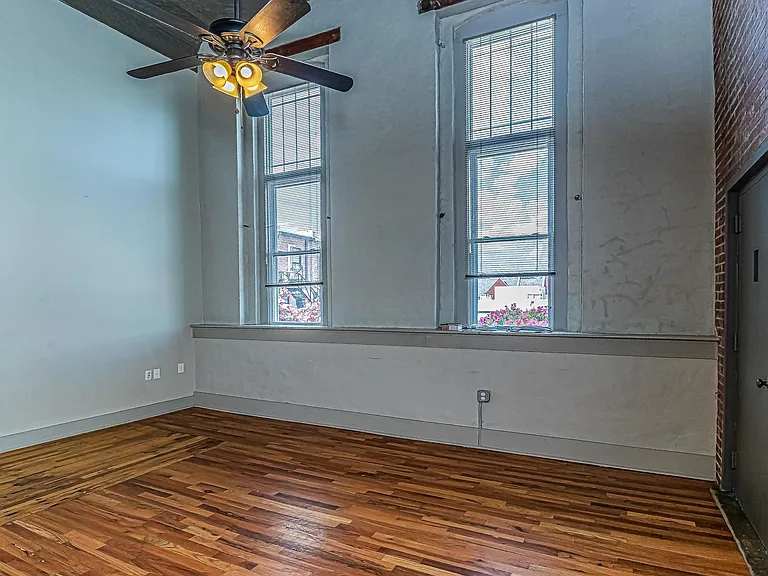 215 Nash St E — Photo 1