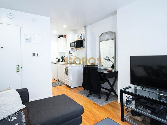 4th image of 236 E 7th St APT 3C