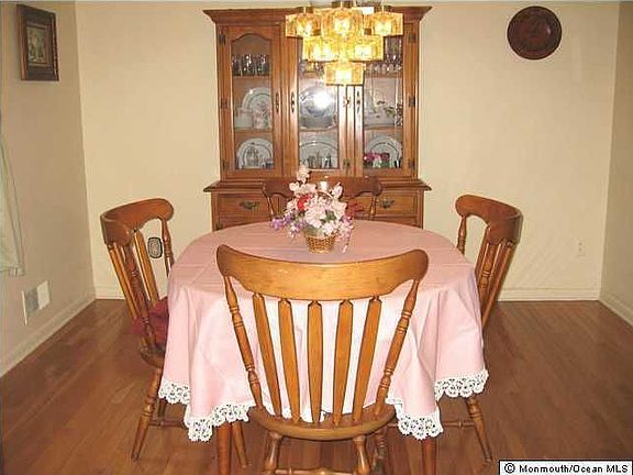 nice size formal dining room