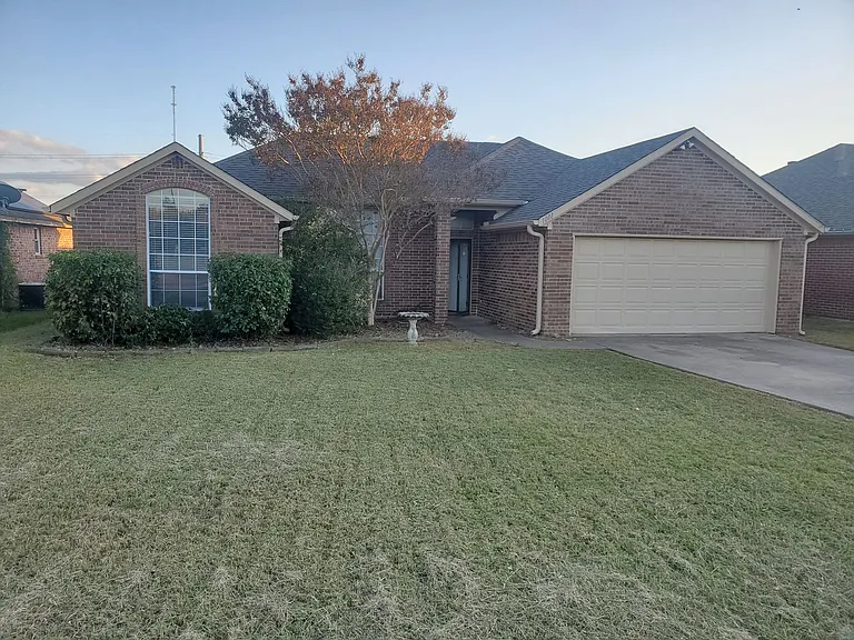 1001 Brookhaven Dr — Photo 2