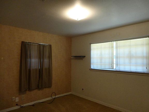 4th image of 215 Hollyvale Dr