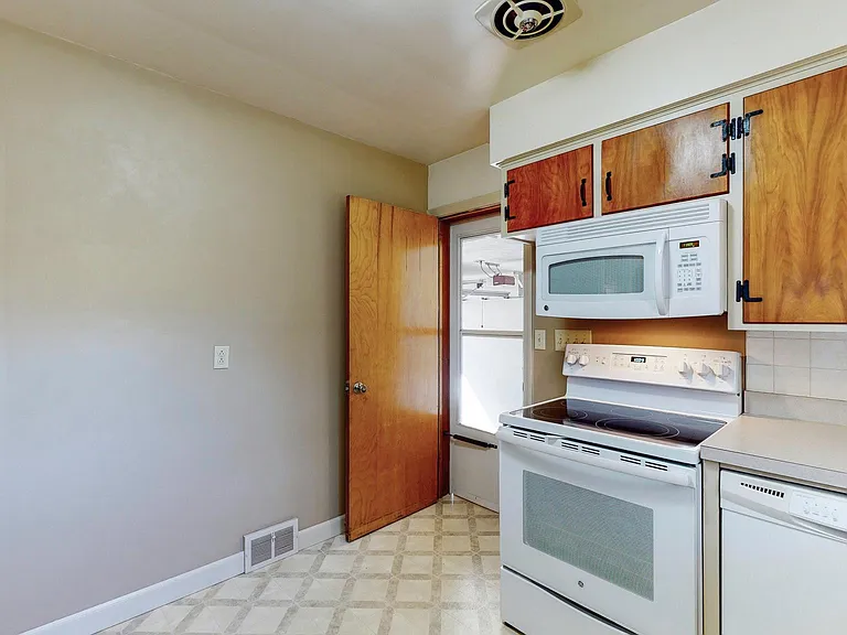 1835 Phelps Ave — Photo 11