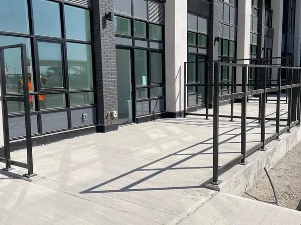 405 Dundas St W, Oakville, ON
