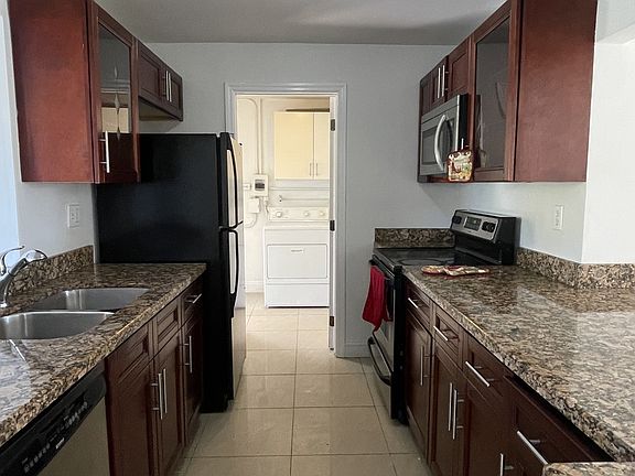 5th image of 621 NW 38th Pl