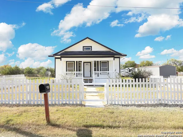 804 Cantrell Ave, Jourdanton, TX 78026