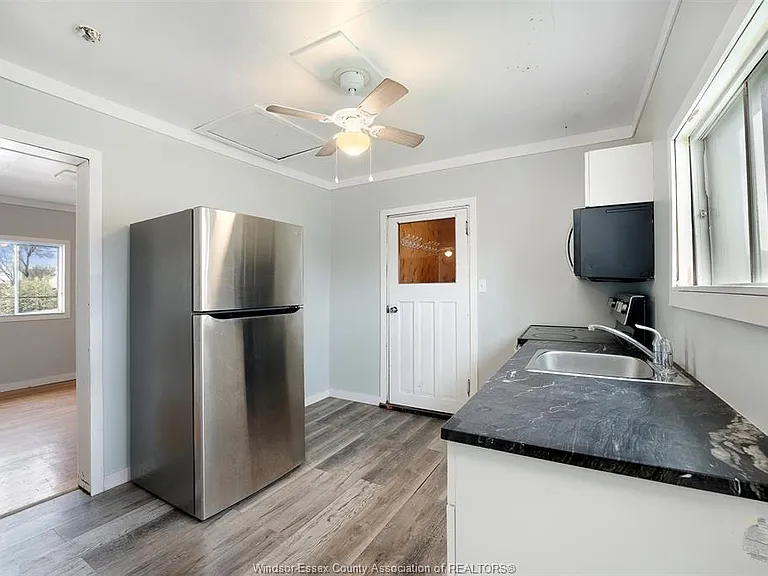 655 Chatham St E — Photo 5