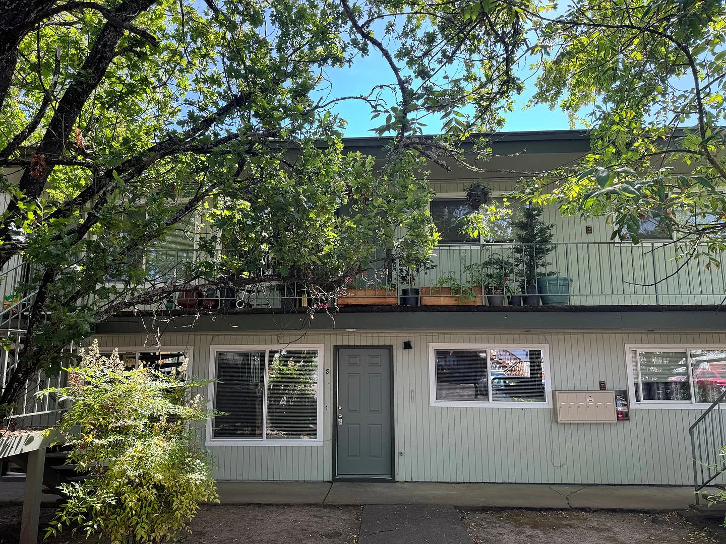 OlMe02~ 1630 Ferry St. ~ Campus Chateau North — Photo 3