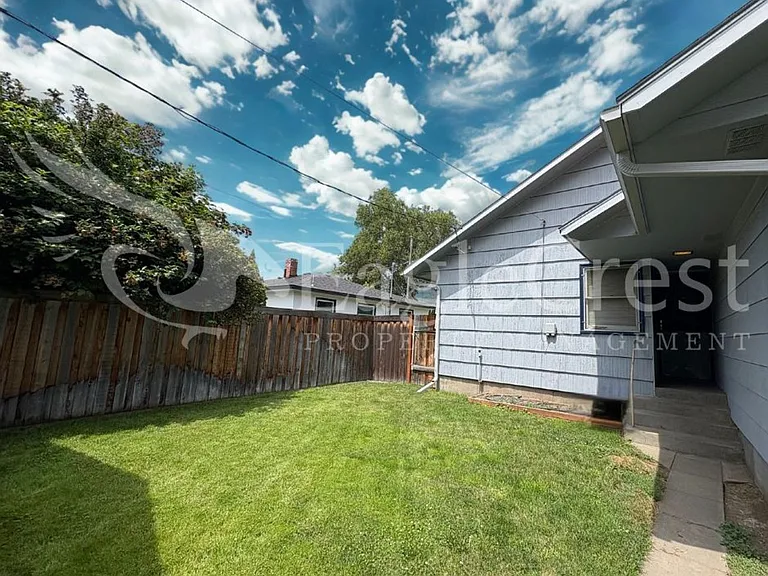 542 E Chestnut St — Photo 5