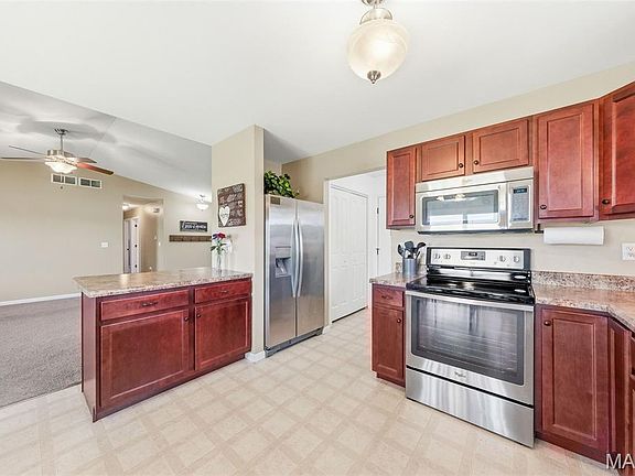 5th image of 411 Edwin Dr