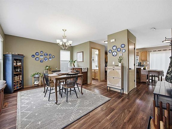 2nd image of 934 Rolling Creek Dr NE