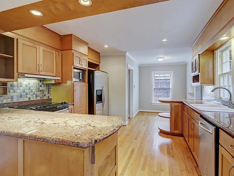 2044 Addison Rd — Photo 4