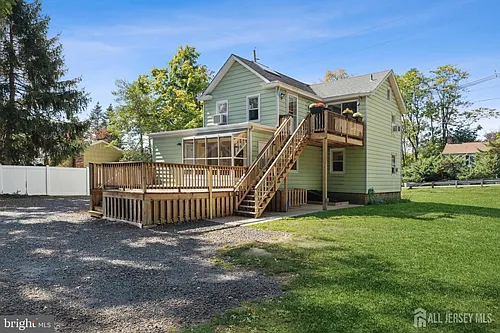 2 Maple Ave Photo 1