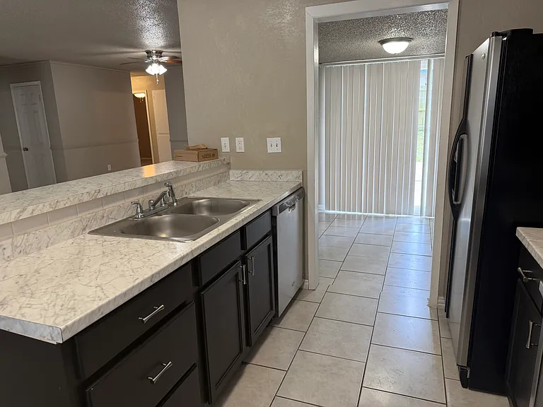 702 Karen St — Photo 6