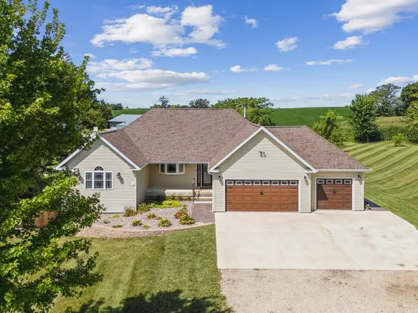 346 Picnic Woods Dr, Waukon, IA 52172