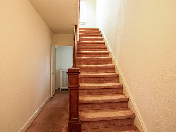 5th image of 29 Blackthorn Ln