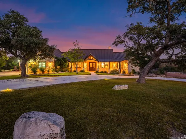 131 N Bootlegger Ln, Kerrville, TX 78028