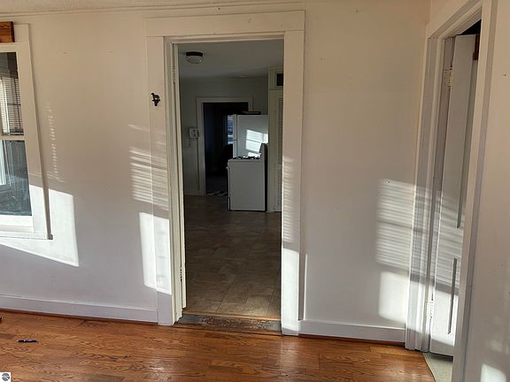 3rd image of 800 E State St