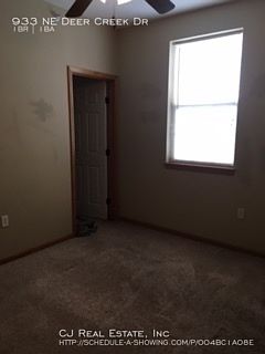 4th image of 933 NE Deer Creek Dr