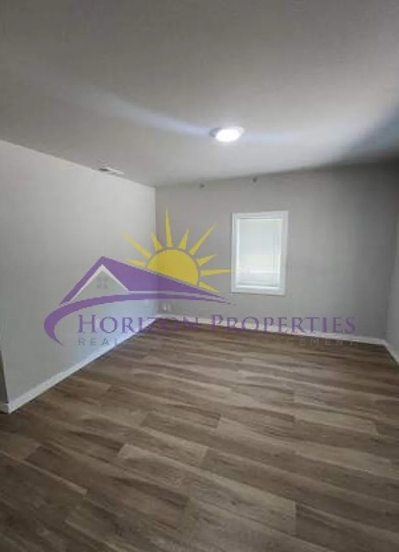 Remodeled 3 Bed 2 Bath 1,050 Sq Ft Oak Park Home — Photo 4
