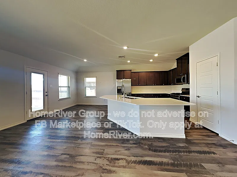 3 bed, 2.0 bath, 1664 sqft, $2,300 — Photo 3