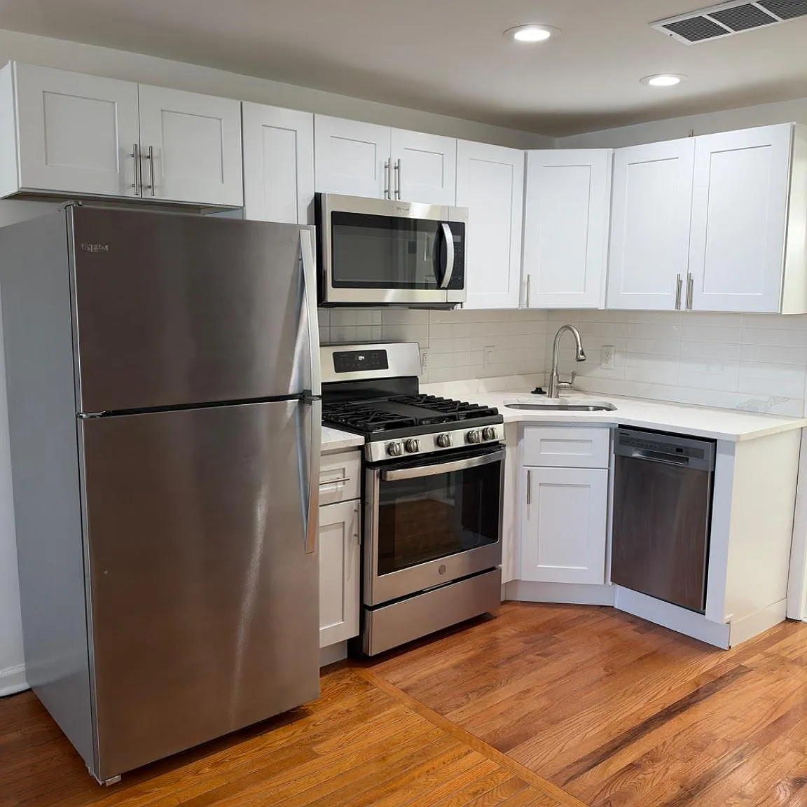 1 bed, 1.0 bath, 2880 sqft, $1,200 — Photo 2