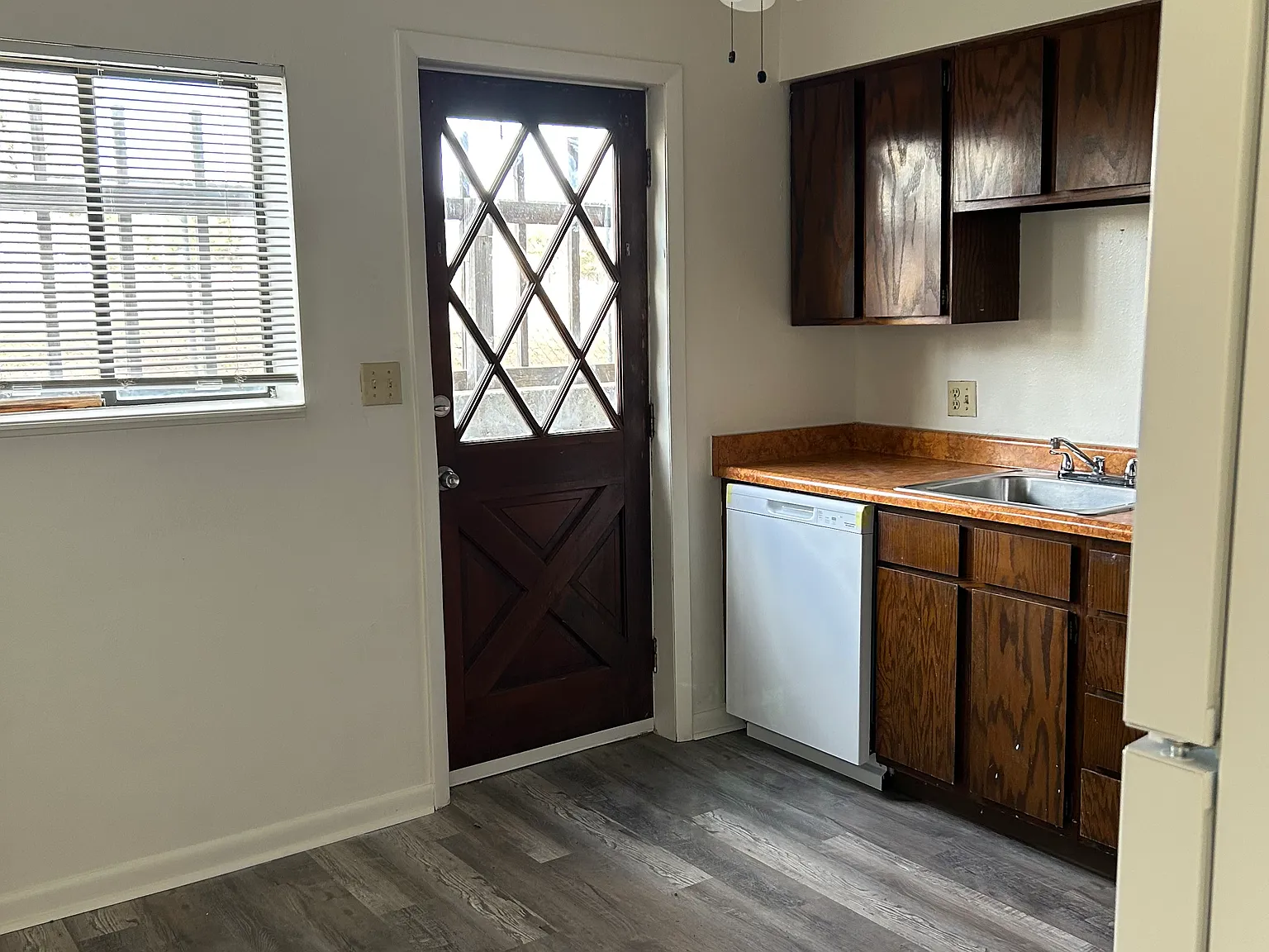 2 bed, 900 sqft, $1,300 — Photo 3