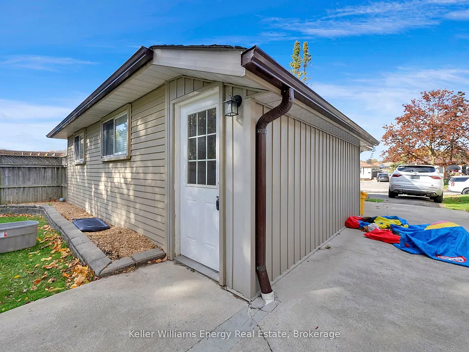 1137 Norman Cres #LOWER