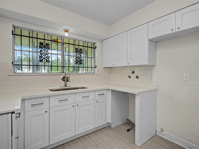 7329 Gleason Rd — Photo 10