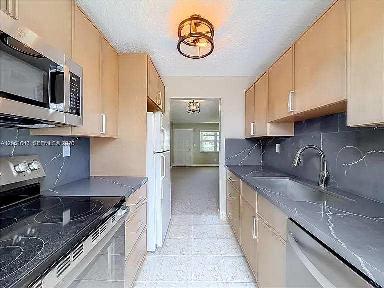 6211 SW 37th St #108 — Photo 9