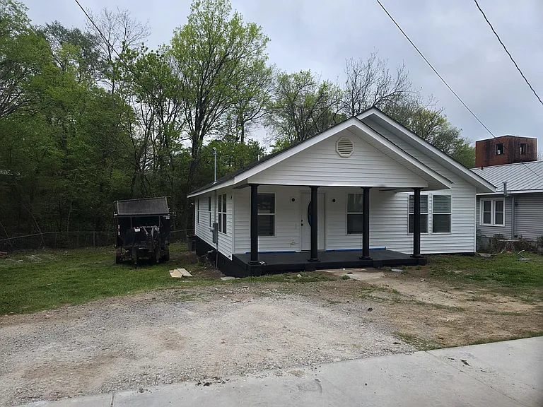 429 Oaklawn St — Photo 1