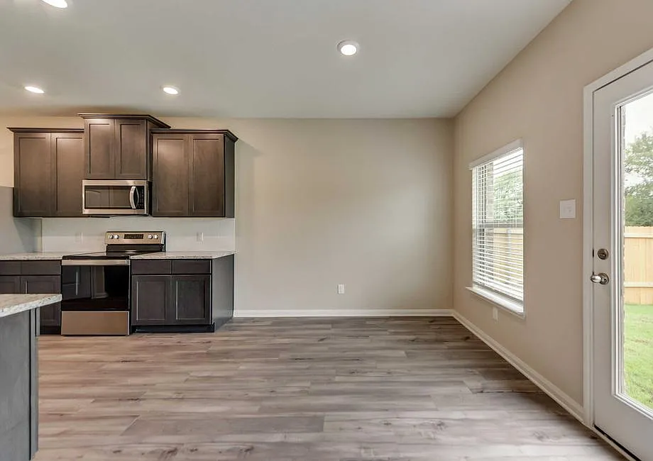 4 bed, 2.5 bath, 2191 sqft, $2,075 — Photo 4