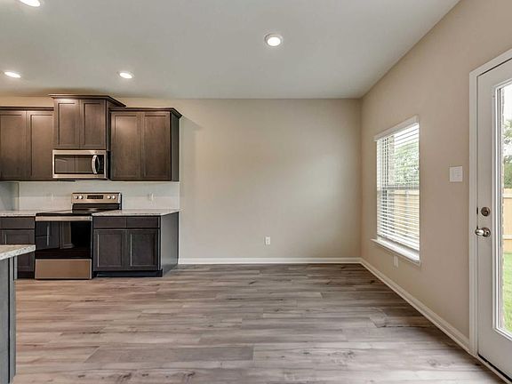 4th image of 312 Golden Sands Ln