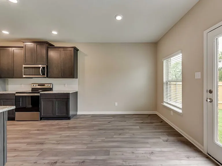 312 Golden Sands Ln — Photo 4