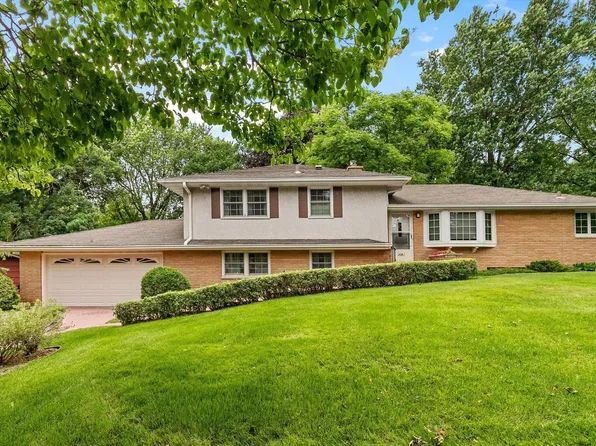 3081 Chatsworth St N, Roseville, MN 55113