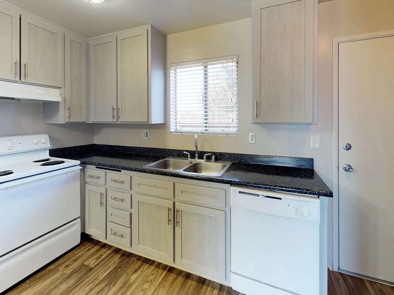 1 bed, 740 sqft, $1,899 — Photo 3