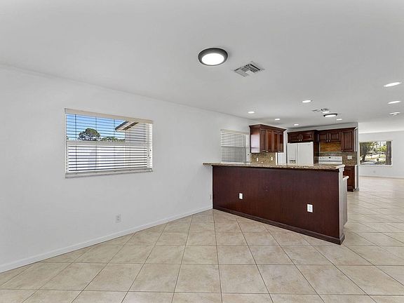 3rd image of 105 NW 7th Ct