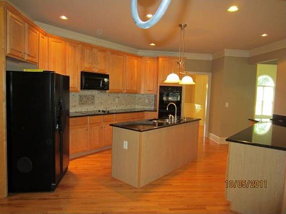 Kitchen w/hardwoods